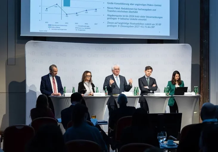 Der Bedarf an Konsolidierung des Budgets bleibt hoch: Im Vergleich zur Nationalbank-Prognose von Dezember 2024 hat sich der Ausblick auf die Jahre 2025 bis 2027 deutlich verschlechert, erklärte Gouverneur Robert Holzmann diese Woche im Pressegespräch (Bild). Foto: OeNB