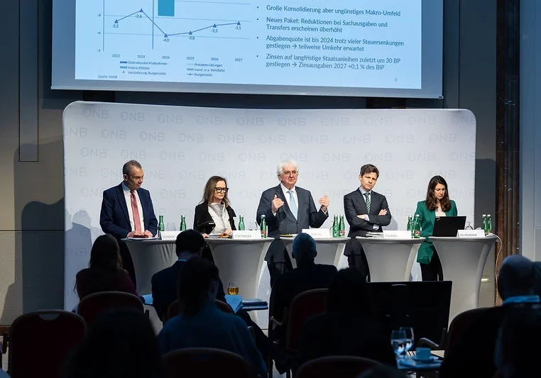 Der Bedarf an Konsolidierung des Budgets bleibt hoch: Im Vergleich zur Nationalbank-Prognose von Dezember 2024 hat sich der Ausblick auf die Jahre 2025 bis 2027 deutlich verschlechert, erklärte Gouverneur Robert Holzmann diese Woche im Pressegespräch (Bild). Foto: OeNB