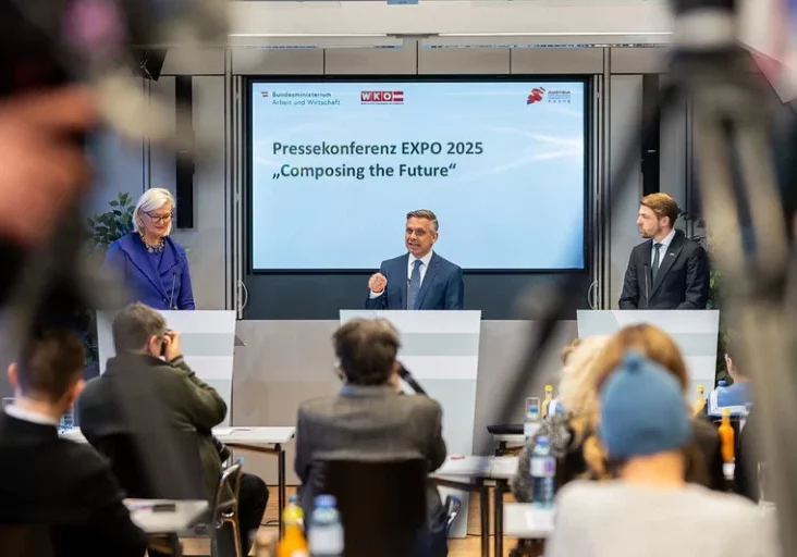 Programme und Kredite für Investitionen: Wirtschaftsminister Wolfgang Hattmannsdorfer (im Bild bei der Präsentation des Österreich-Beitrags für die Expo 2025 mit der ehemaligen Außenministerin Ursula Plassnik). Foto: BMAW / Holey