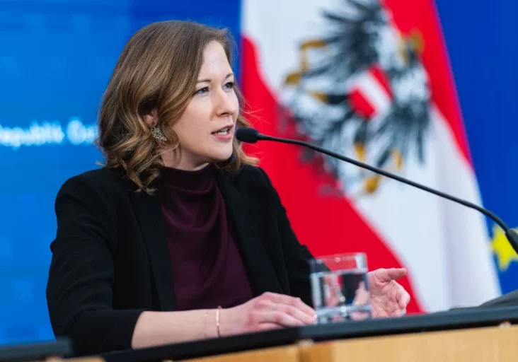 Familienministerin Claudia Plakolm appelliert an Jugendliche, bei Problemen die Angebote an Unterstützung zu nutzen. Foto: Bka / Florian Schrötter