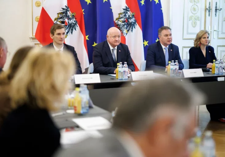 Beratung und Entscheidung über Säulen der Außenpolitik unter neuen Bedingungen: Bundeskanzler Christian Stocker, Vizekanzler Andreas Babler und Außenministerin Beate Meinl-Reisinger bei der Regierungsklausur. Foto: Bka / Andy Wenzel