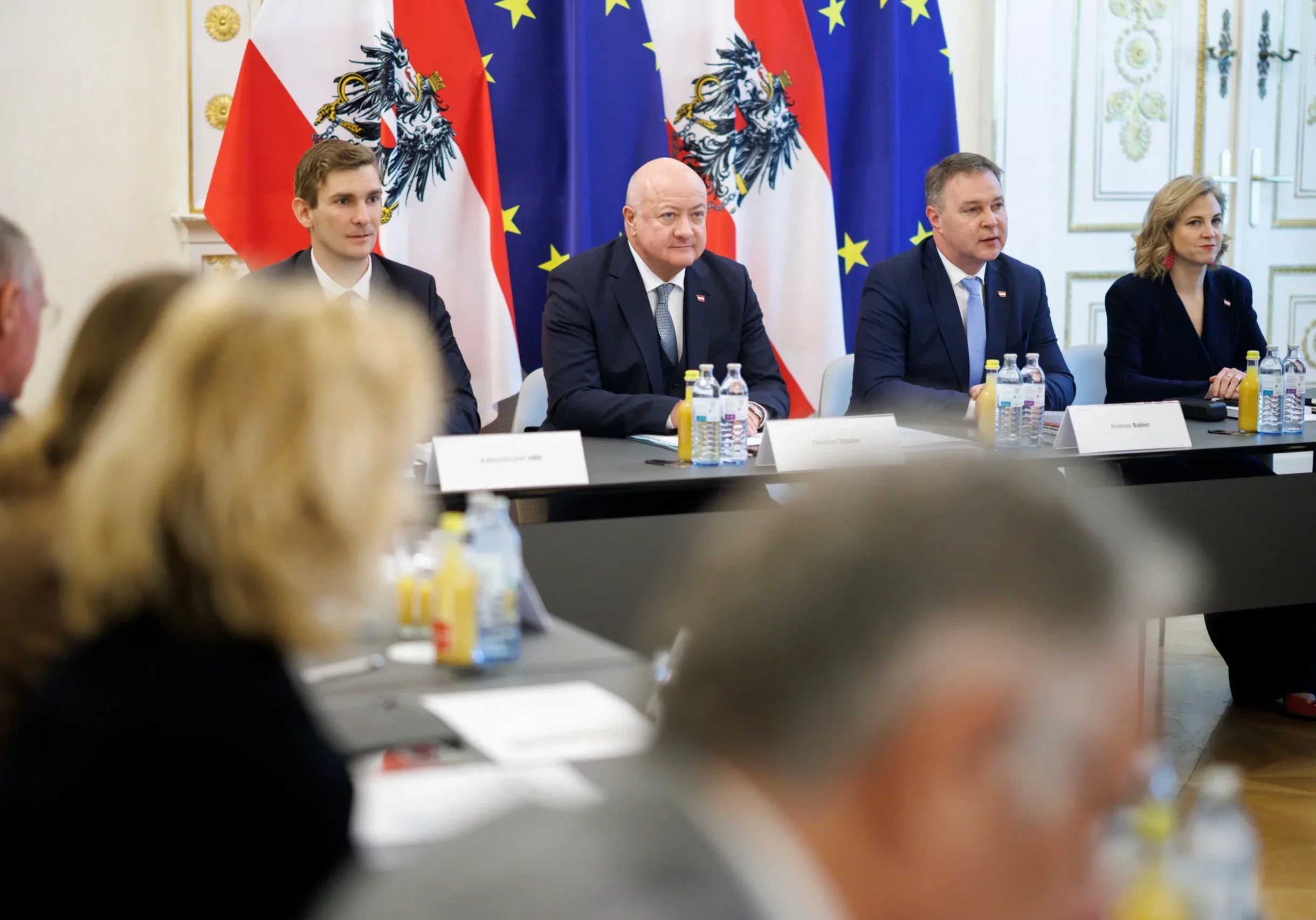 Beratung und Entscheidung über Säulen der Außenpolitik unter neuen Bedingungen: Bundeskanzler Christian Stocker, Vizekanzler Andreas Babler und Außenministerin Beate Meinl-Reisinger bei der Regierungsklausur. Foto: Bka / Andy Wenzel