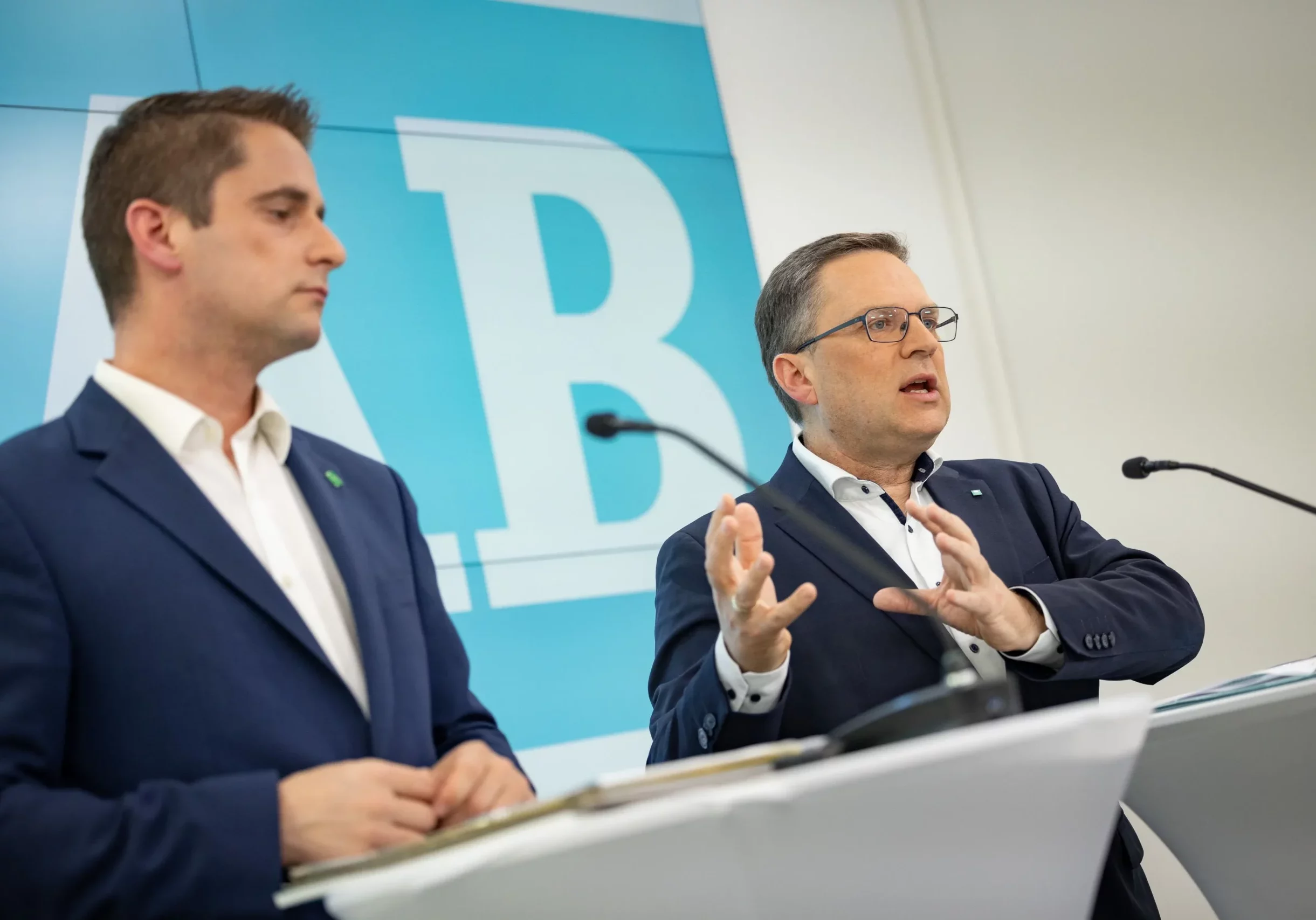 Lukas Brandweiner (l.) ist der neue Generalsekretär des ÖAAB, präsentiert von Obmann August Wöginger, Klubobmann und Sozialsprecher. Foto: VP / Jakob Glaser