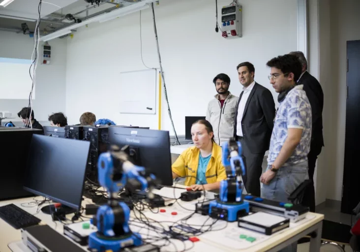 Pröll bei einem Betriebsbesuch im Lakeside Technology Park. Foto: Bka