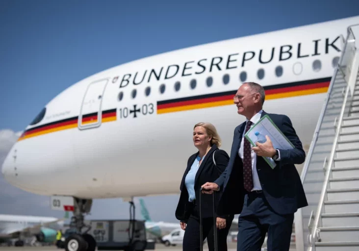 Die Innenminister Nancy Fraeser (D.) und Gerhard Karner trafen am Wochen den seit einem Monat im Amt befindlichen syrischen Ressortkollen Anas Khattab in Damaskus zu Arbeitsgesprächen. Foto: Laurin Schmid