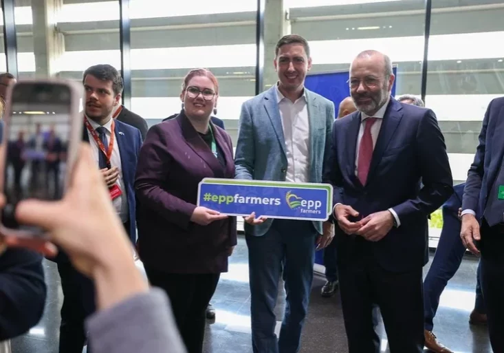 Die Gründung des Europäischen Bauernbundes wurde beim Kongress der Europäischen Volkspartei diese Woche in Valencia fixiert: ÖVP-Abg. Carina Reiter mit MEP Alexander Bernhuber und dem Vorsitzenden der EVP, Manfred Weber. Foto: EVP