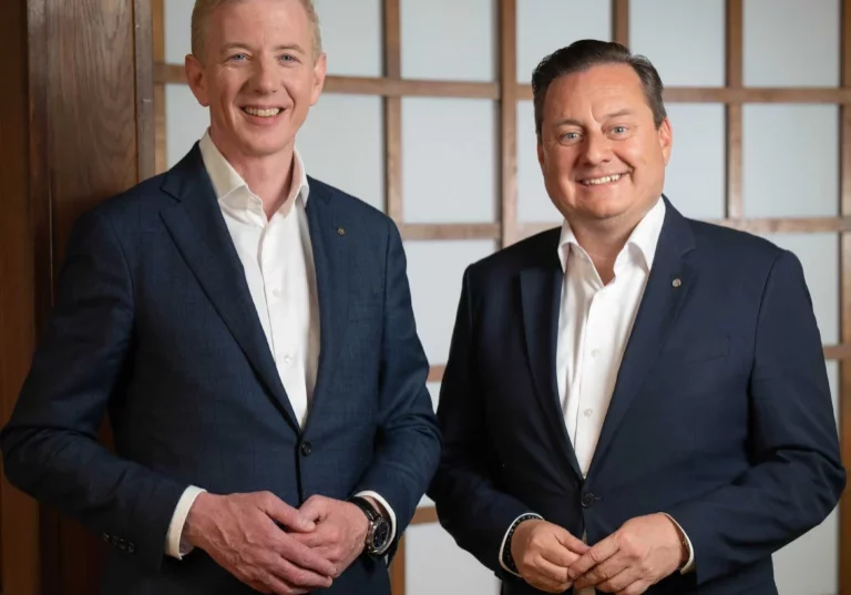 Peter McDonald (l.) wird neuer stellvertretender Generalsekretär des Wirtschaftsbundes, bei Generalsekretär NR-Abg. Kurt Egger (r.). Foto: Eugen Nemecek