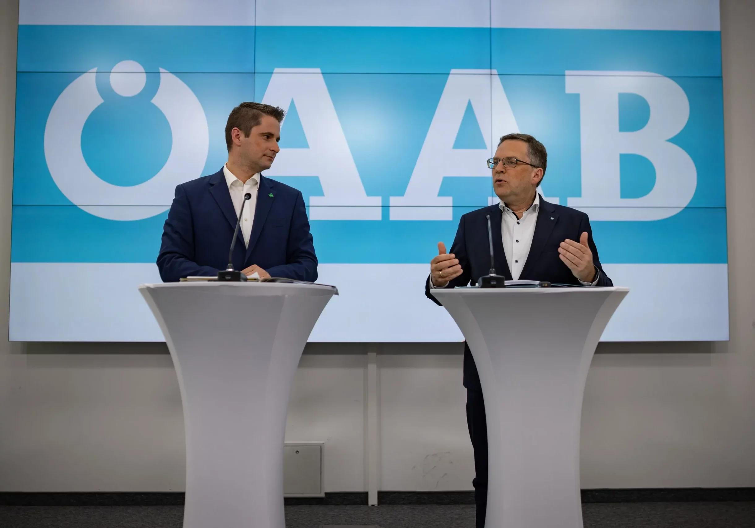 Der Arbeiter- und Angestelltenbund (ÖAAB) ist 365 Tage im Jahr für Arbeitnehmerinnen und Arbeitnehmer im Einsatz, sagt Bundesobmann August Wöginger, Klubobmann und Sozialsprecher der ÖVP. Er hatte am 10. April Lukas Brandweiner (l.) als neuen Generalsekretär des ÖAAB präsentiert. Foto: ÖVP / Jakob Glaser