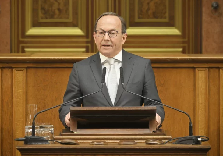 Peter Haubner (ÖVP), Zweiter Präsident des Nationalrates, lädt in Wien zum Festakt des Nationalfonds für die Entschädigung von NS-Opfern: Die Geschichte Österreichs ist "Verpflichtung, Mahnung und Auftrag". (Im Bild bei einer Gedenkveranstaltung im Mai in Wien). Foto: Johannes Zinner