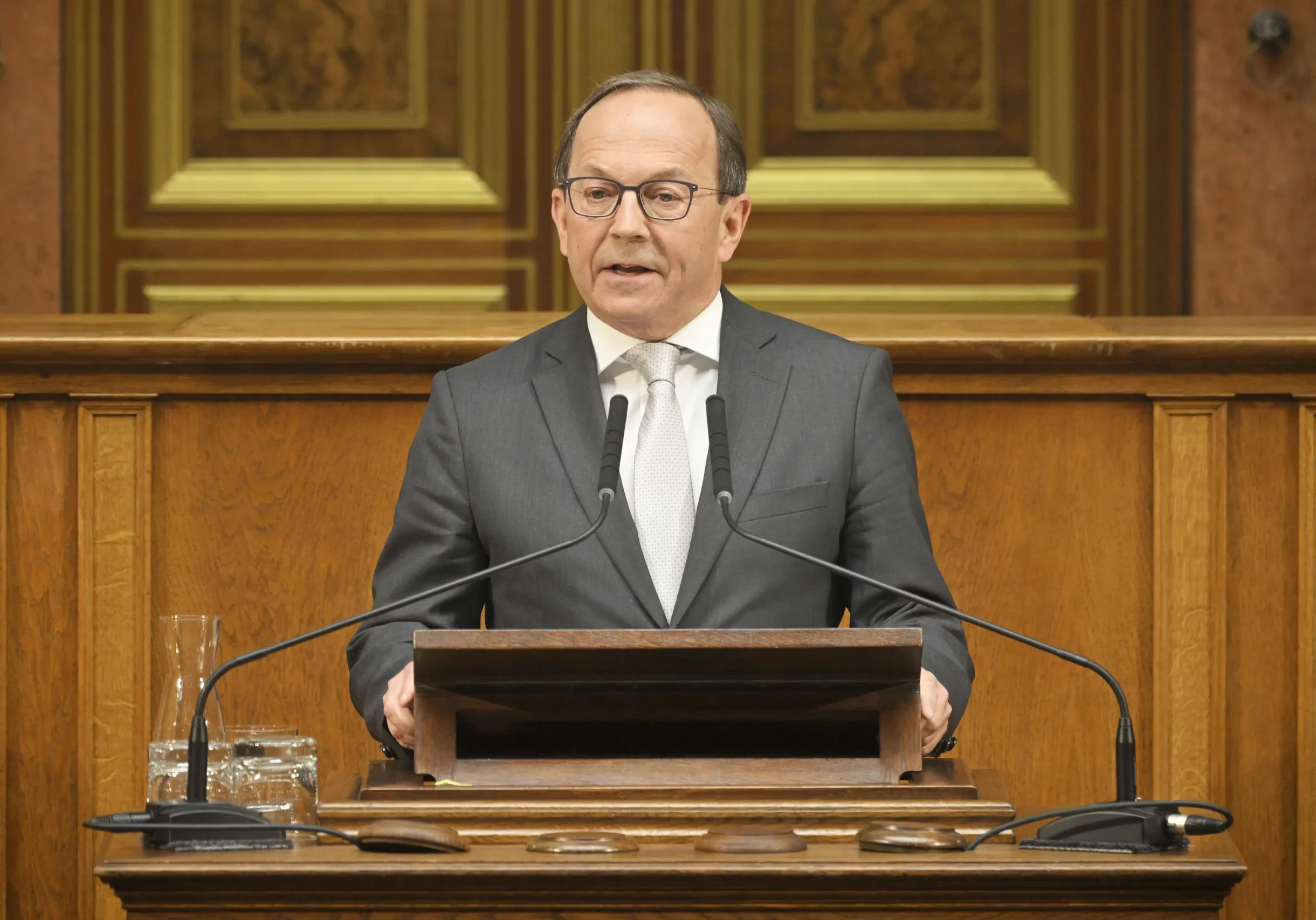 Peter Haubner (ÖVP), Zweiter Präsident des Nationalrates, lädt in Wien zum Festakt des Nationalfonds für die Entschädigung von NS-Opfern: Die Geschichte Österreichs ist "Verpflichtung, Mahnung und Auftrag". (Im Bild bei einer Gedenkveranstaltung im Mai in Wien). Foto: Johannes Zinner