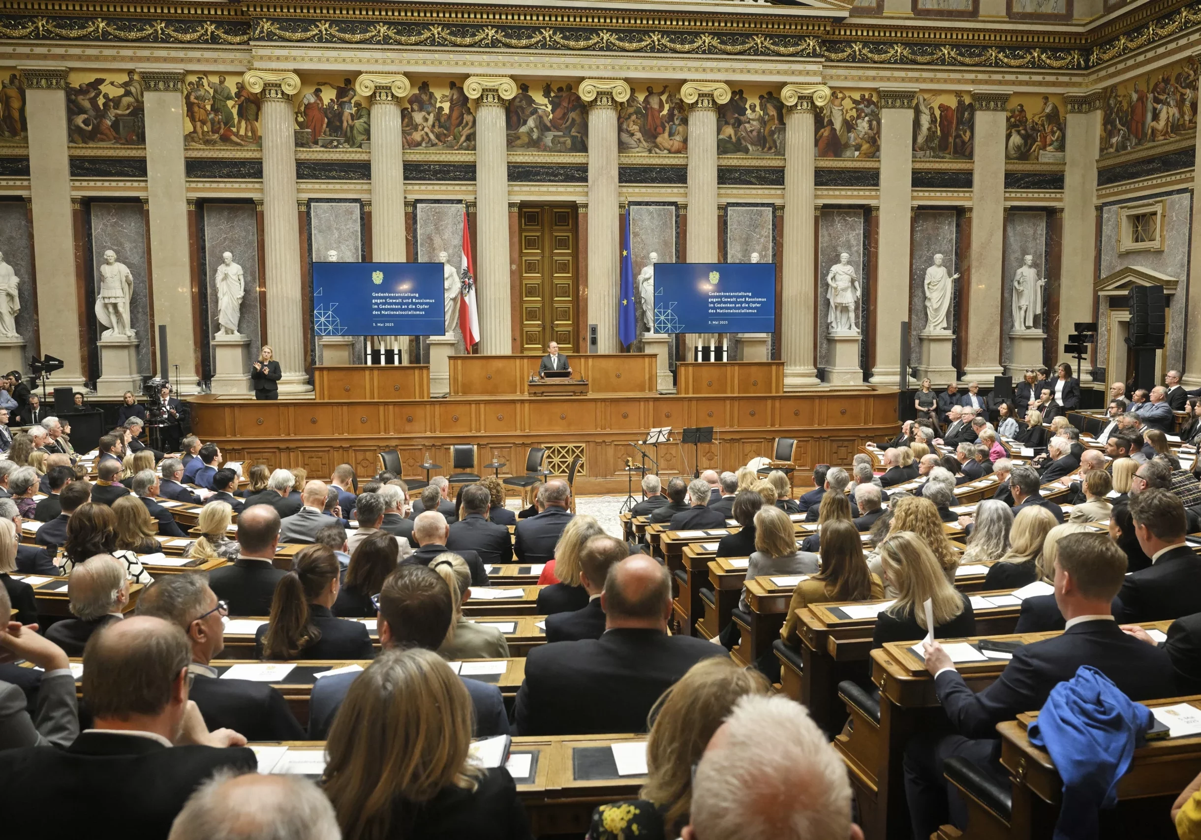 Gedenken an die NS-Opfer am 5. Mai im Parlament: Peter Haubner, Zweiter Präsident des Nationalrats, sprach in der Eröffnung eine klare Mahnung gegen Antisemitismus und für Erinnern und Verantwortung aus. Foto: Parlament / Johannes Zinner