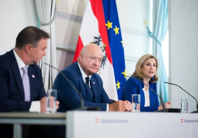 Im Bundeskanzleramt werden Preiseingriffe überlegt, sollten Energiepreise wegen der Irankrise ansteigen: Bundeskanzler Christian Stocker, Vizekanzler Andreas Gabler und Außenministerin Beate Meinl-Reisinger. Foto: Christopher Dunker
