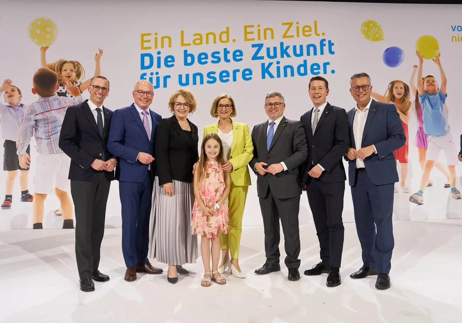 Personelle Weichenstellungen und programmatische Initiativen prägen die ÖVP-Politik für das Land Niederösterreich. Im Bild (v.l.n.r.) Jochen Danninger (noch Klubobmann, in Kürze neuer Generalsekretär der Wirtschaftskammer), LHStv. Stephan Pernkopf, LR Christiane Teschl-Hofmeister, Landeshauptfrau Johanna Mikl-Leitner, LR Ludwig Schleritzko, der baldige Klubobmann Kurt Hackl und Geschäftsführer sowie bald Landtags-Abgeordneter Matthias Zauner. Foto: Monihart