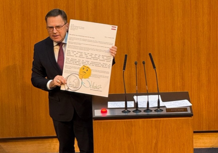 ÖVP-Klubchef August Wöginger konfrontierte FPÖ-Obmann Herbert Kickl mit dessen ursprünglicher Zustimmung zur Anhebung der Beiträge zur Krankenversicherung von Pensionsbeziehern.