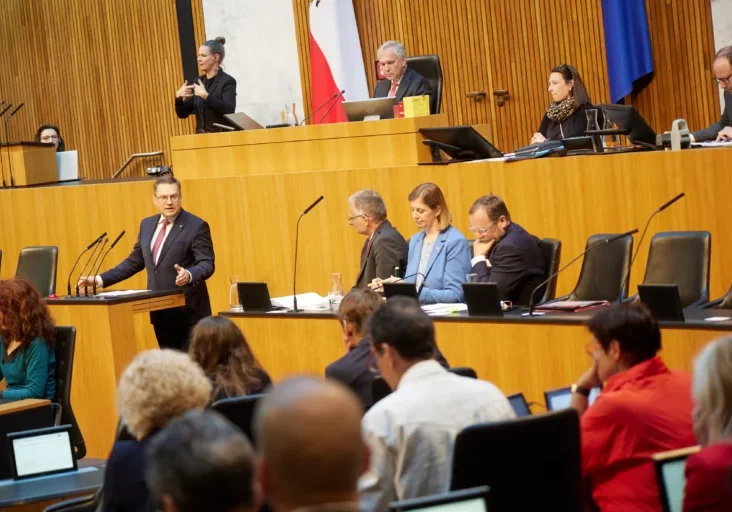 ÖVP-Klubobmann August Wöginger begründet Budgetkurs der Bundesregierung: Konsolidieren, reformieren, wachsen. Foto (vom Mai-Plenum): Thomas Topf