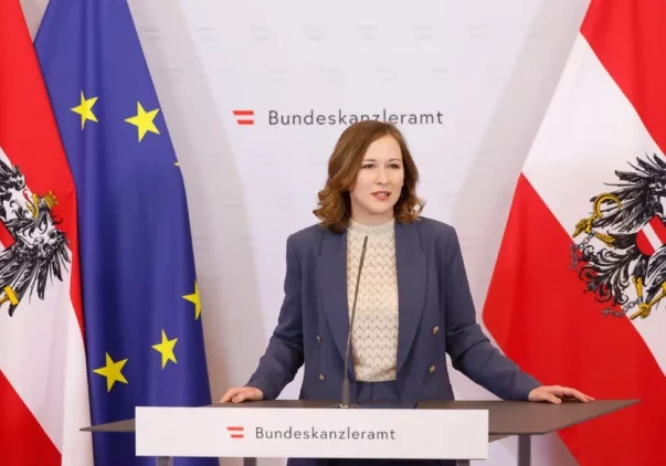Integration wird erwartet, sonst werden Leistungen gekürzt. Ministerin Claudia Plakolm fordert Deutschkenntnisse und Engagement. Foto: Regina Aigner