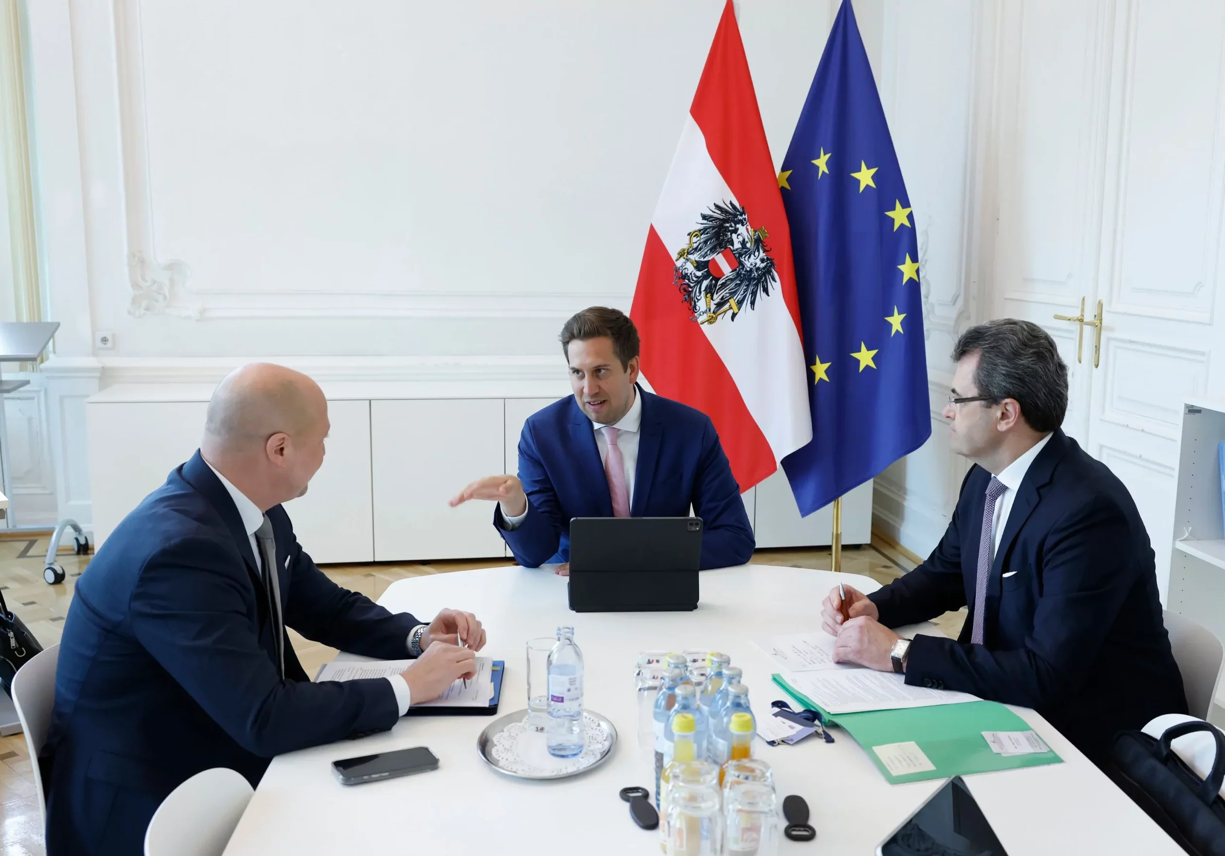 Fachgespräch zu Künstlicher Intelligenz: Staatssekretär Alexander Pröll (m.) mit Statistik-Austria Generaldirektor Tobis Thomas (l.) und dem kaufmännischen Direktor Franz Haslauer (r.). Foto: Regina Aigner