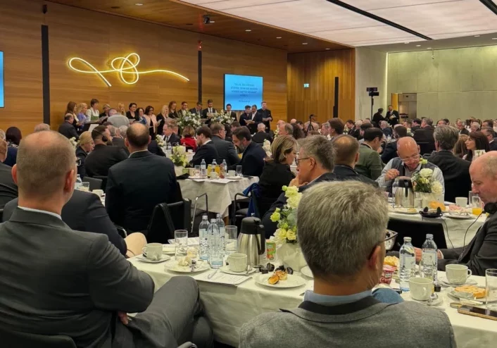 Gemeinsamer Einsatz für Frieden über die Grenzen von Parteien, Religionen und Nationen hinweg: 8. internationales parlamentarisches Gebetsfrühstück am 21. Mai im Hohen Haus am Ring. Foto: Kugler