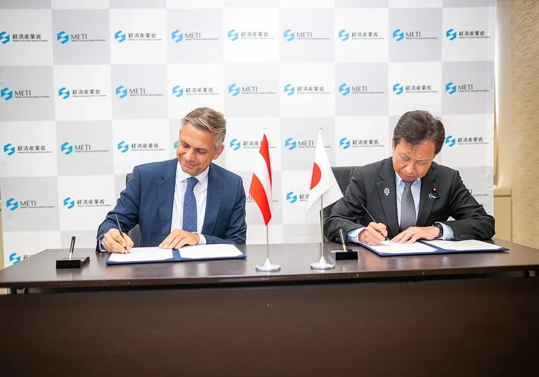 Die Wirtschaftsminister Wolfgang Hattmannsdorfer und Ogushi Masaka unterzeichneten ein Abkommen über Kooperation zwischen Japan und Österreich. Fotos: BMWET/Holey