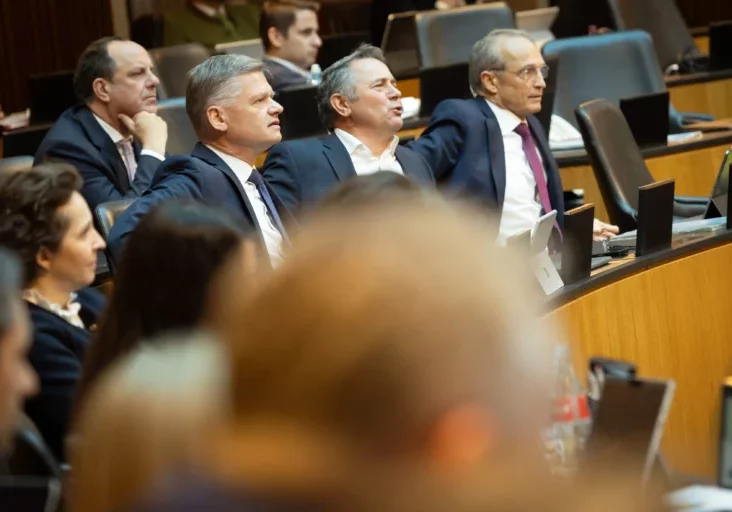 Die ÖVP tritt den medial kolportierten, rechtsradikalen und demokratiefeindlichen Aussagen der FPÖ-Jugend und der Identitären entgegen. Sie fordert Klärung der Vorwürfe durch FP-Chef Herbert Kickl. Foto (die ÖVP-Abgeordneten Andreas Hanger, Norbert Sieber und Wolfgang Gerstl sind im vorigen Mai entsetzt über die Wortwahl durch FPÖ-Abgeordneten Christoph Steiner im Nationalrat): Ulrike Wieser
