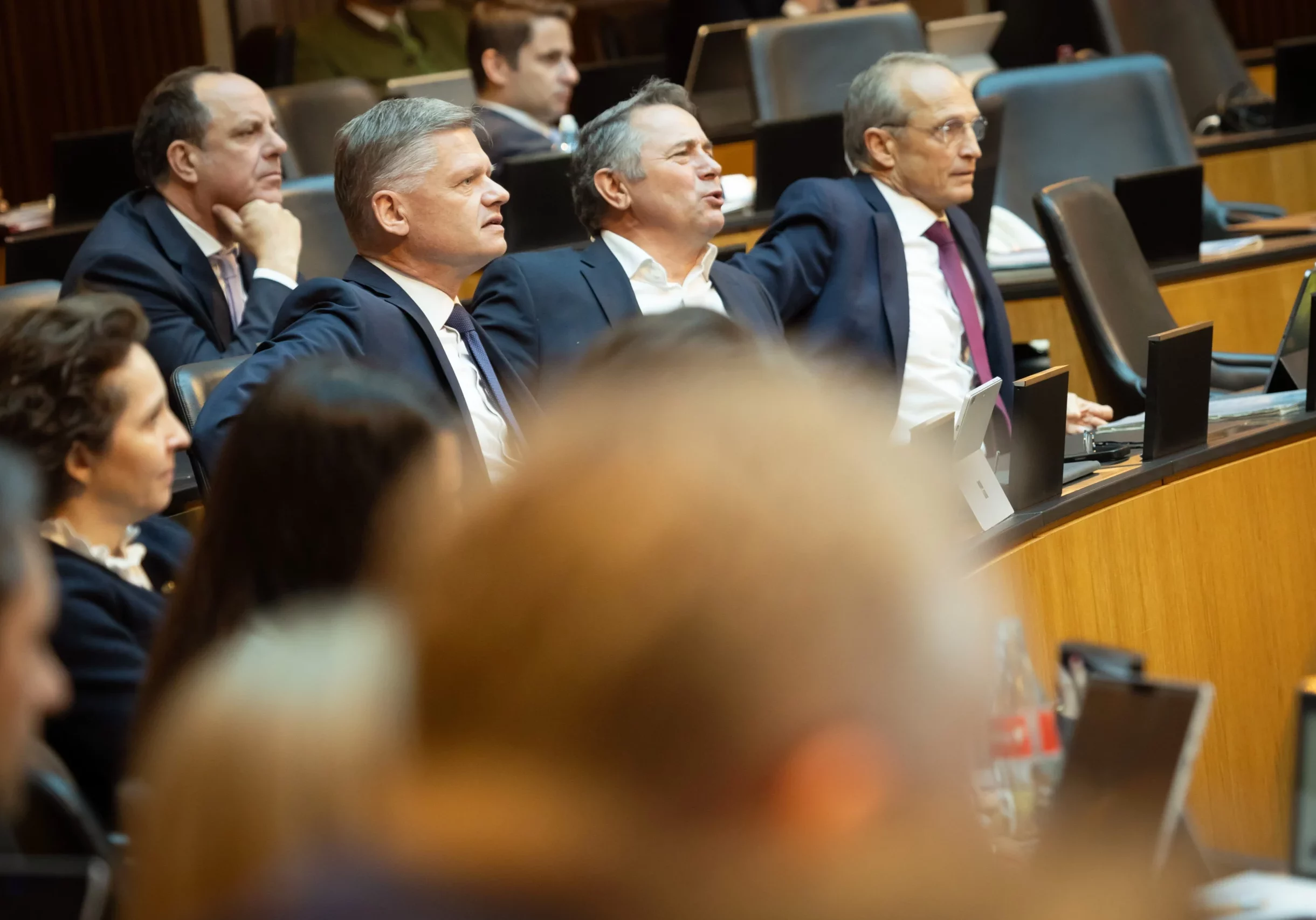 Die ÖVP tritt den medial kolportierten, rechtsradikalen und demokratiefeindlichen Aussagen der FPÖ-Jugend und der Identitären entgegen. Sie fordert Klärung der Vorwürfe durch FP-Chef Herbert Kickl. Foto (die ÖVP-Abgeordneten Andreas Hanger, Norbert Sieber und Wolfgang Gerstl sind im vorigen Mai entsetzt über die Wortwahl durch FPÖ-Abgeordneten Christoph Steiner im Nationalrat): Ulrike Wieser