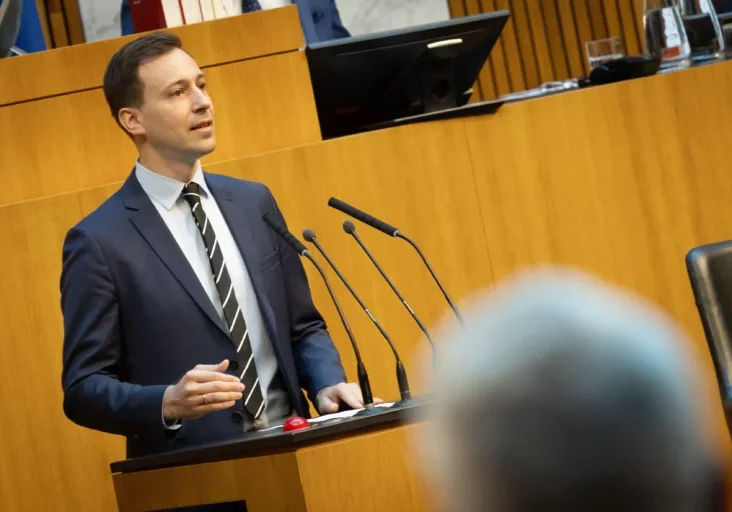 Nico Marchetti, Abgeordneter und Generalsekretär der ÖVP, kontert mit Kritik an FPÖ: "Sie wollen zerstören, wir wollen Lösungen". Foto: Ulrike Weiser