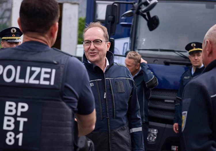 Deutschland stoppt den Familiennachzug und rasche Einbürgerungen, gab Innenminister Alexander Dobrindt diese Woche nach dem Regierungsbeschluss in Berlin bekannt. Grenzen werden verschärft kontrolliert. Im Bild Dobrindt bei einem Besuch im Mai in Kiefersfelden. Foto: BMi / Bojan Ritan