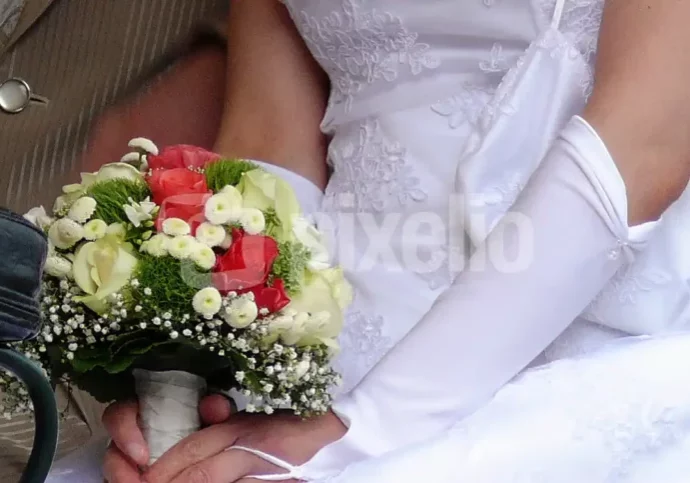 Heiraten ab 18 Jahren: Für Kinderehen - also wenn eine Person unter 18 Jahre alt ist - kommt auch in Österreich ein gesetzliches Verbot. Foto: Pixelio/Luxs