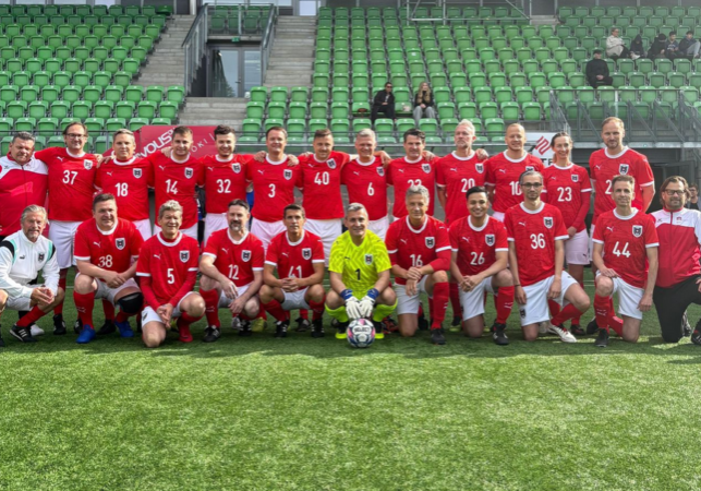 Der FC Nationalrat, ordentlich aufgestellt mit Kapitän Andreas Hanger bei der Fußball-EM der Parlamentarier in Finnland. Fotos: FC-Nationalrat