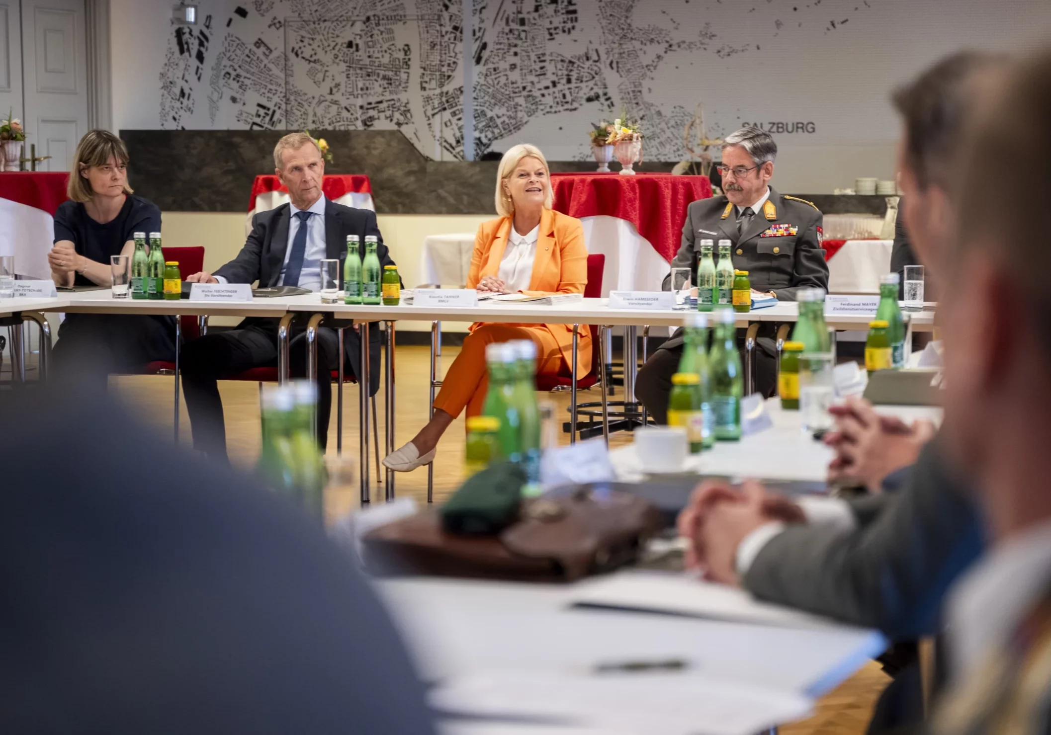 Die Wehrdienstkommission beginnt ihre Arbeit: Verteidigungsministerin Klaudia Tanner mit dem Vorsitzenden, Erwin Hameseder, und dem stellvertretenden Vorsitzenden, Walter Feichtinger (l.). Foto: HBF / Carina Karlovits