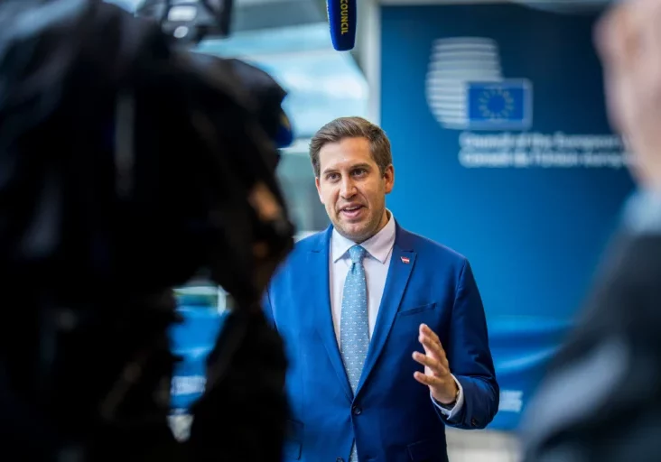 Alexander Pröll, Staatssekretär für Digitalisierung, legt einen fünf Punkte umfassenden Plan vor, um Kinder und Jugendliche im Netz zu schützen. Im Bild beim Interview vor dem EU-Telekommunikationsrat in Luxemburg am 6. Juni. Foto: Florian Schrötter