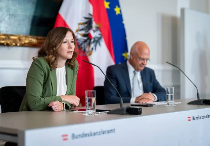 Familienministerin Claudia Plakolm und Sozialwissenschafter Wolfgang Mazahl präsentierten Daten und Fakten zum Kindeswohl in Österreich. Foto: Bka / Florian Schrötter