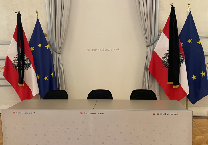 Die Republik trägt Trauer: Der Ministerrat tagte im Bundeskanzleramt (Bild), doch Beschlüsse und Pressefoyer waren abgesagt: Noch bis Donnerstag abends dauert die dreitägige Staatstrauer wegen der Todesopfer des Attentats an einer Schule in Graz. Foto: Zur Sache
