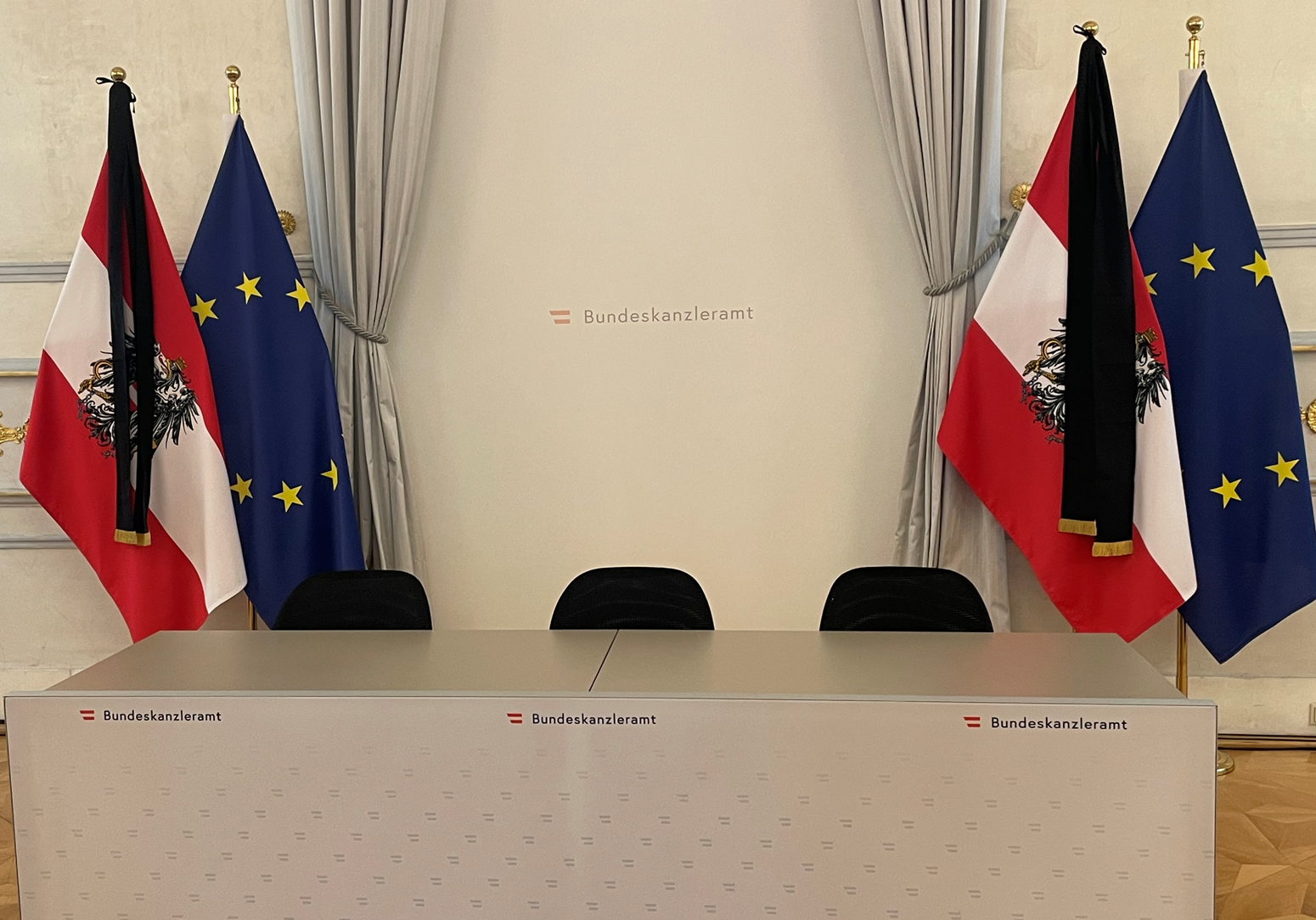 Die Republik trägt Trauer: Der Ministerrat tagte im Bundeskanzleramt (Bild), doch Beschlüsse und Pressefoyer waren abgesagt: Noch bis Donnerstag abends dauert die dreitägige Staatstrauer wegen der Todesopfer des Attentats an einer Schule in Graz. Foto: Zur Sache
