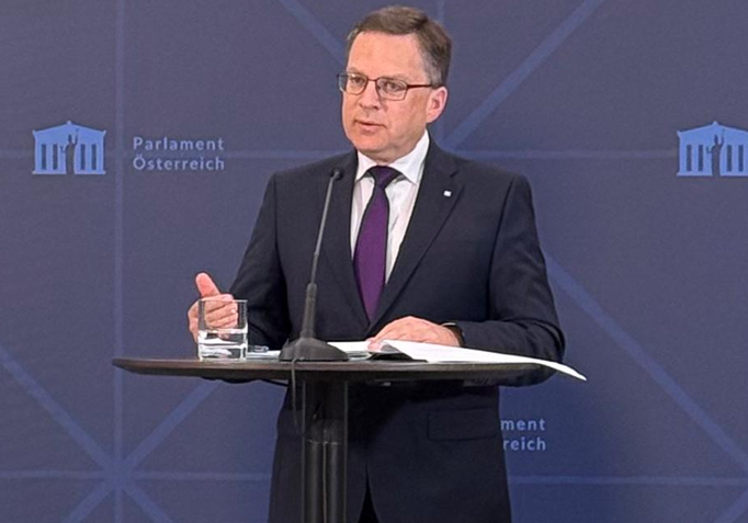 Die neue Teilpension bringt doppelte Vorteile, erklärt ÖVP-Klubobmann und Sozialsprecher August Wöginger, als er mit seinen Amtskollegen Philip Kucher (SPÖ) und Yannick Shetty (Neos) das neue Modell präsentierte. Foto: ÖVP-Klub