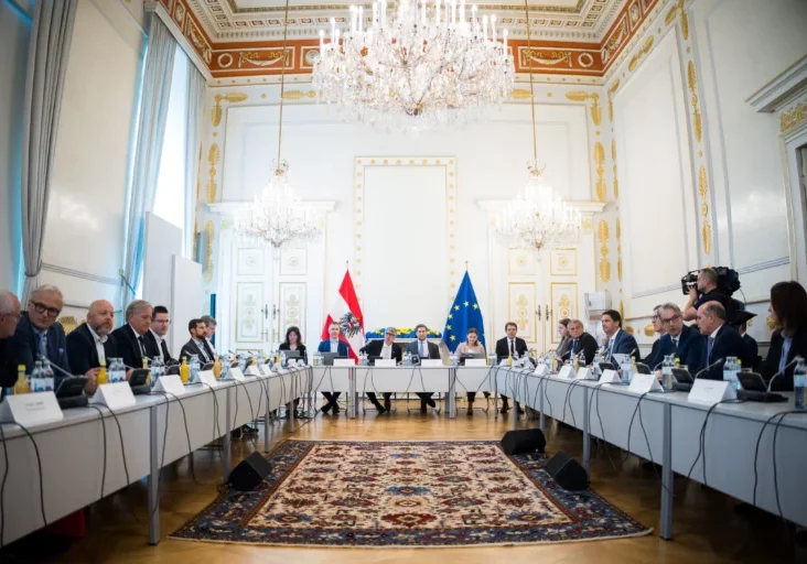 Wirtschaftsgipfel im Bundeskanzleramt unter Vorsitz des für Digitalisierung zuständigen Staatssekretärs Alexander Pröll: Die ID Austria setzt ihren Erfolgskurs fort. Foto: Bka / Christopher Dunker