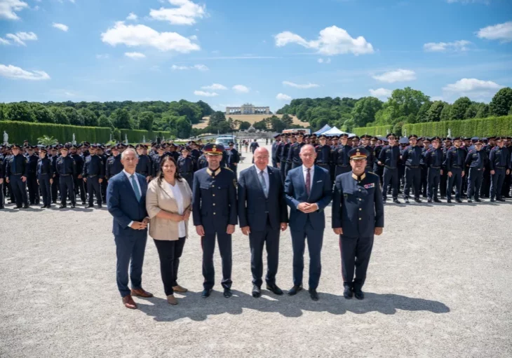 Festakt der Bundespolizei mit (v.l.n.r.) Generalsekretär Andreas Achatz, Wiens Vizebürgermeisterin Kathrin Gaál, Generaldirektor Franz Ruf, Bundeskanzler Christian Stocker, Innenminister Gerhard Karner und Bundespolizeidirektor Michael Takács. Foto: BMI / Jürgen Makowecz