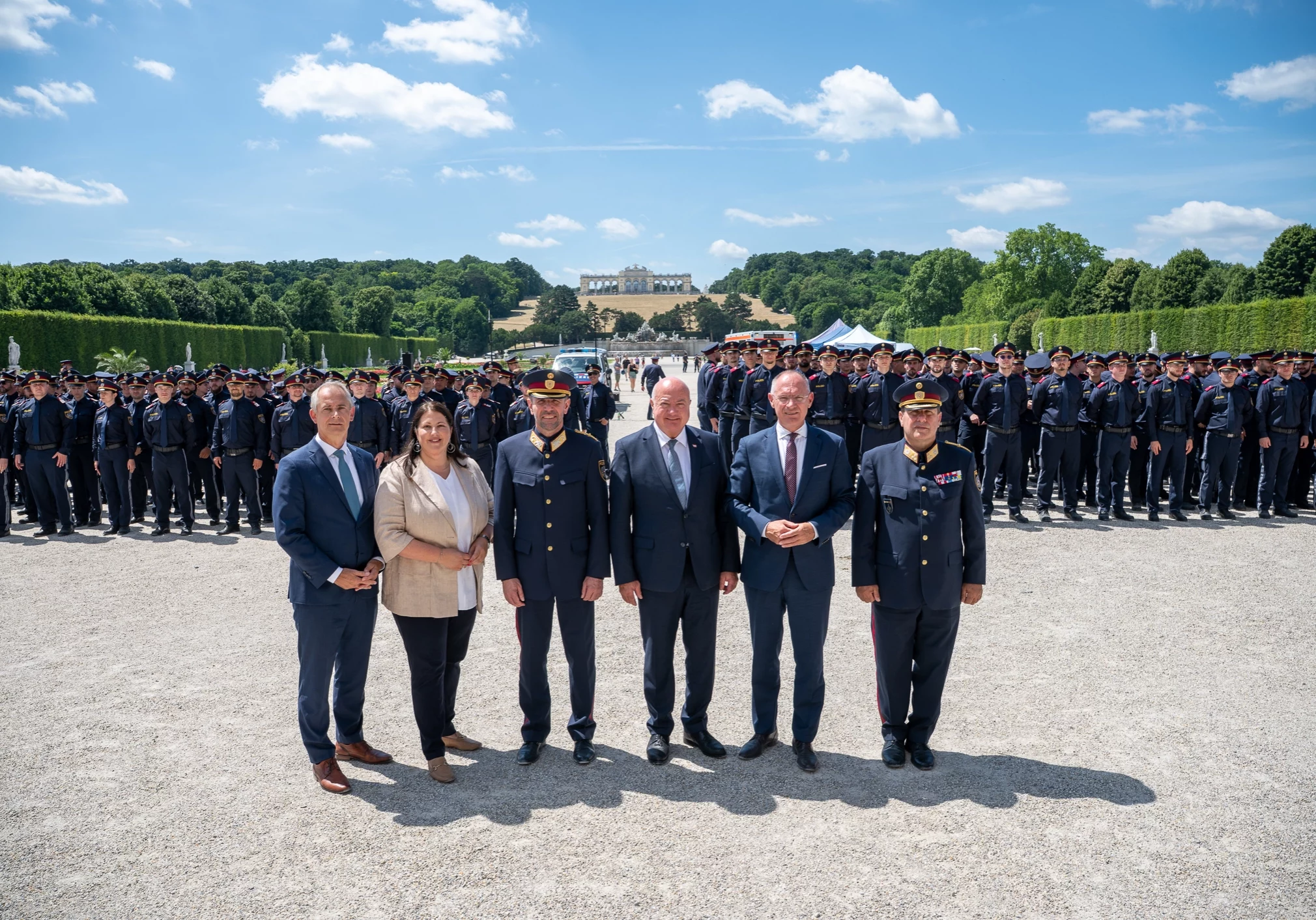 Festakt der Bundespolizei mit (v.l.n.r.) Generalsekretär Andreas Achatz, Wiens Vizebürgermeisterin Kathrin Gaál, Generaldirektor Franz Ruf, Bundeskanzler Christian Stocker, Innenminister Gerhard Karner und Bundespolizeidirektor Michael Takács. Foto: BMI / Jürgen Makowecz