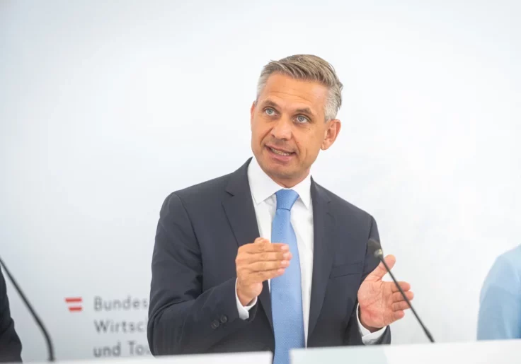 Mit einer umfassenden Reform will Wirtschafts- und Energieminister Wolfgang Hattmannsdorfer den Strommarkt reformieren und dadurch die Preise senken. Foto: BMWET/Holey