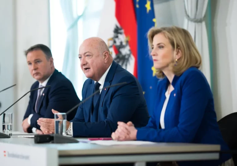 Die Bundesregierung verzichtet auf eine Gehaltserhöhung und setzt in Zeiten der Sparsamkeit ein Zeichen. Foto: BKA/Christopher Dunker
