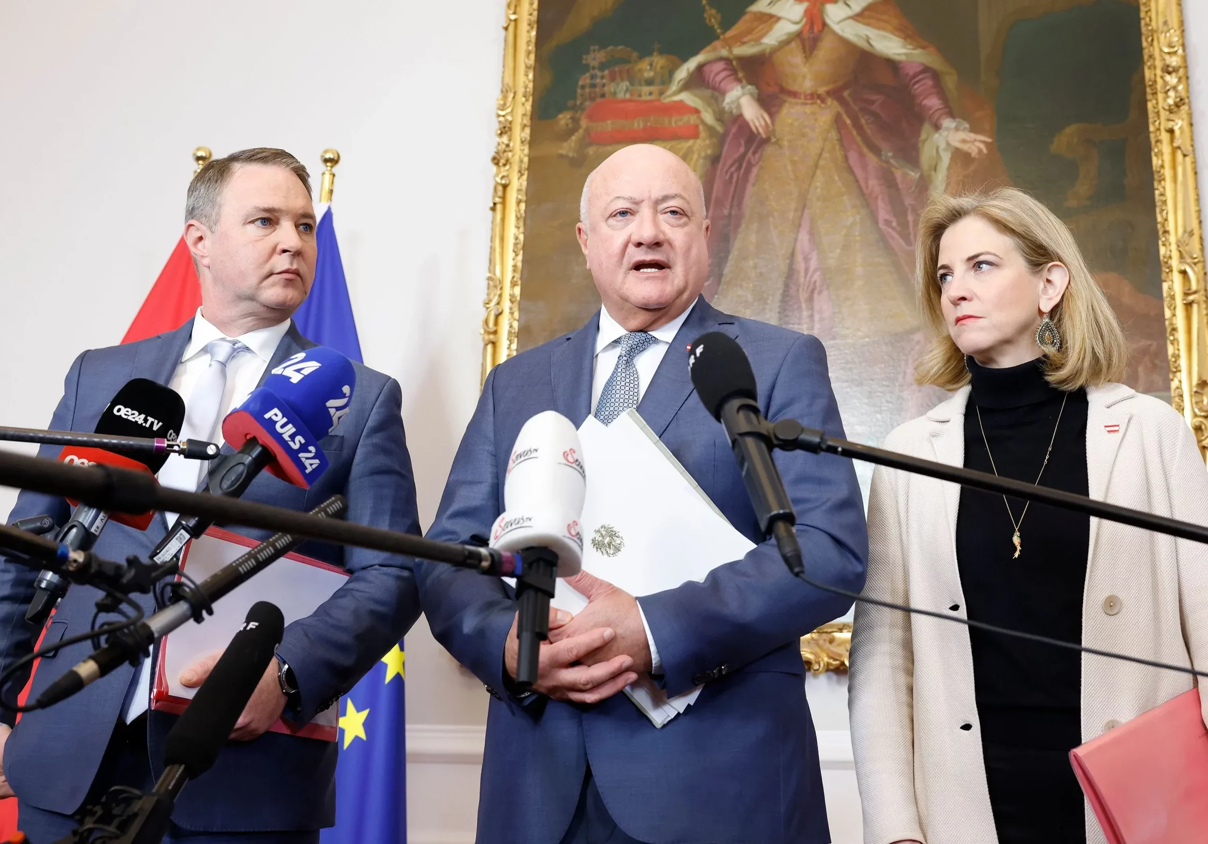 Eine erste Bilanz nach vier Monaten: Bundeskanzler Christian Stocker (ÖVP), Außenministerin Beamte Meinl-Reisinger (Neos) und Vizekanzler Andreas Babler nach ihrem ersten Ministerrat im März 2025. Foto: Regina Aigner