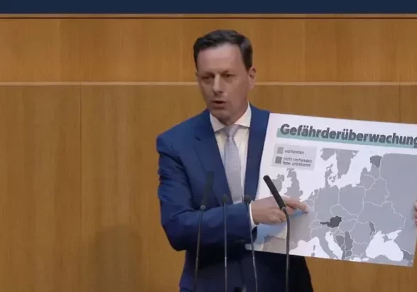 Österreich (schwarz) gehört zu den letzten Ländern Europas, die Messengerüberwachung erlauben, sagte ÖVP-Abgeordneter Ernst Gödl vor dem Nationalrat. Damit sollen Ermittlungen gegen Gefährder und Terroristen wirksamer geführt werden können. Foto: Screenshot Parlament.gv.at