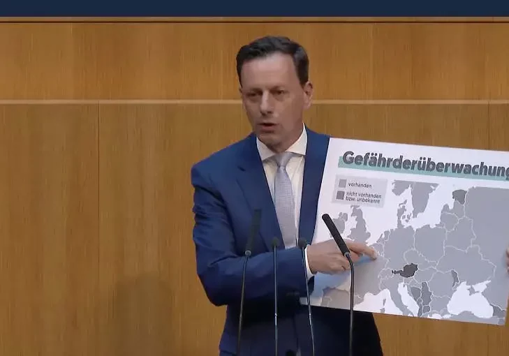 Österreich (schwarz) gehört zu den letzten Ländern Europas, die Messengerüberwachung erlauben, sagte ÖVP-Abgeordneter Ernst Gödl vor dem Nationalrat. Damit sollen Ermittlungen gegen Gefährder und Terroristen wirksamer geführt werden können. Foto: Screenshot Parlament.gv.at