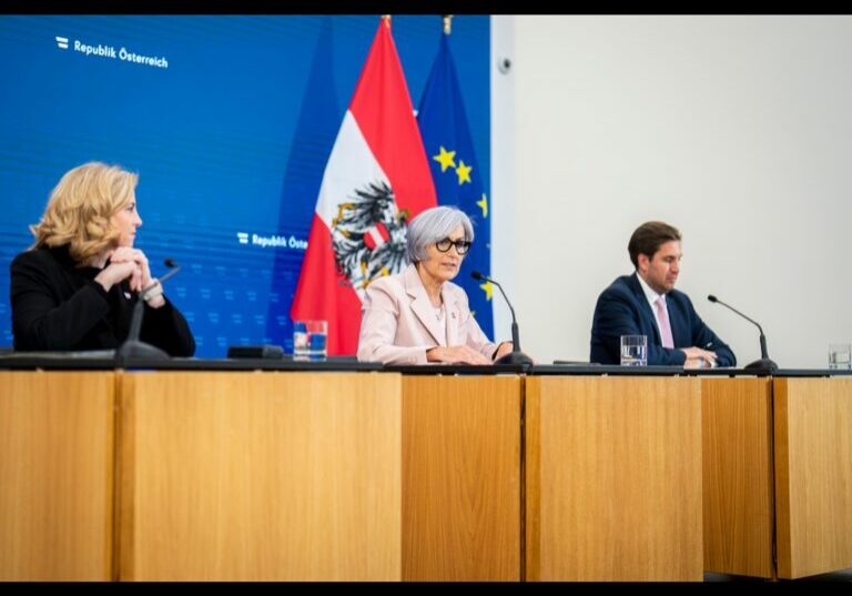 Österreichs Justiz erhält für Ermittlungsverfahren und Anklageerhebung eine unabhängige und weisungsfreie Bundesstaatsanwaltschaft. Die Entscheidung der Bundesregierung am 9. Juli präsentierten (v.l.n.r.) Außenministerin Beate Meinl-Reisinger, Justizministerin Anna Sporrer und Staatssekretär Alexander Pröll. Foto: Florian Schrötter