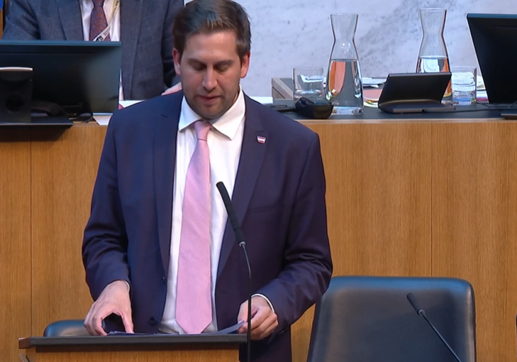 Bekräftigt und erläutert Neutralität vor dem Bundesrat: Staatssekretär Alexander Pröll (Bild aus Nationalrat, Screenshot parlamen.gv.at)