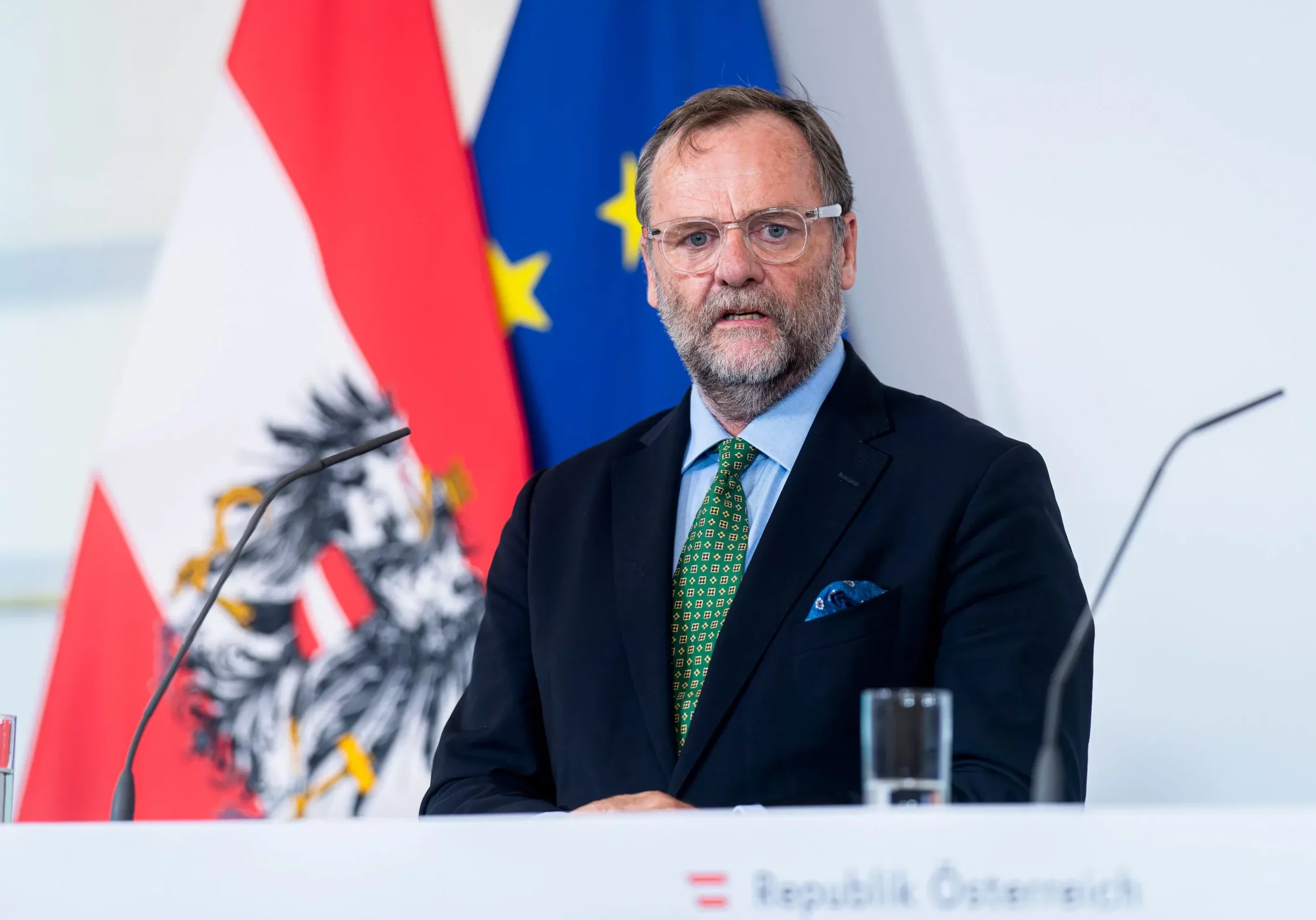Touristiker fordern neuerlich konkrete Schritte für den Abbau von Bürokratie. Adressat ist Staatssekretär Josef Schellhorn, in der Bundesregierung zuständig für Deregulierung und Entbürokratisierung. Foto: Bka / Florian Schrötter