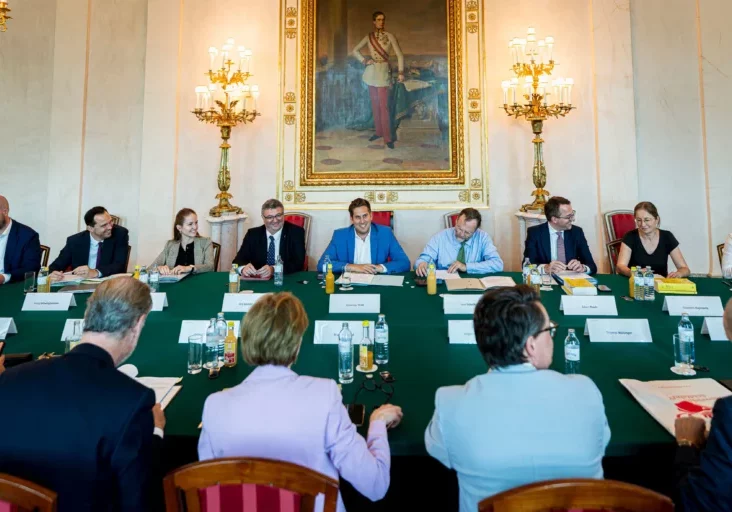 Künstliche Intelligenz soll koordiniert eingesetzt werden, um Verwaltung zu beschleunigen: Staatssekretär Alexander Pröll leitete das erste Arbeitsgespräch der Reformpartnerschaft am Montag im Bundeskanzleramt. Foto: Florian Schrötter