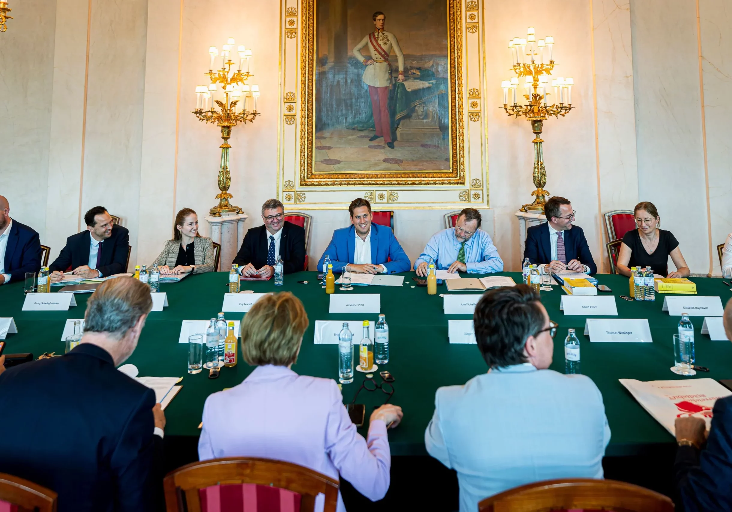 Künstliche Intelligenz soll koordiniert eingesetzt werden, um Verwaltung zu beschleunigen: Staatssekretär Alexander Pröll leitete das erste Arbeitsgespräch der Reformpartnerschaft am Montag im Bundeskanzleramt. Foto: Florian Schrötter