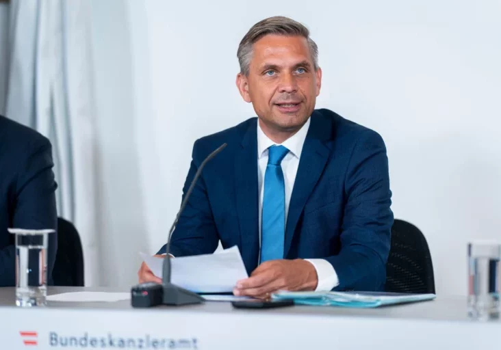 Will die rot-weiß-rot Karte für mehr Standortpolitik nutzen. Wirtschaftsminister Wolfgang Hattmannsdorfer. Foto: BKA/Florian Schrötter
