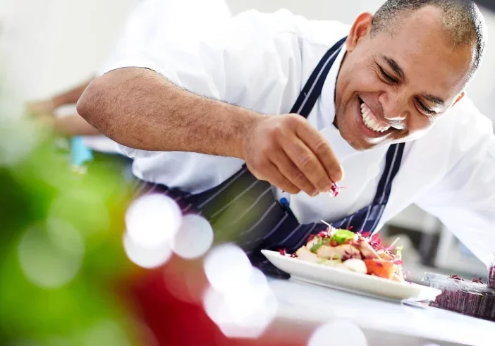 Fairness bei der Entlohnung in Küche und Service der Gastronomie bringt die neue Trinkgeld-Regelung, die 40 unterschiedliche Regelungen durch eine einheitliche ersetzt. Foto: pixabay / saragraphic